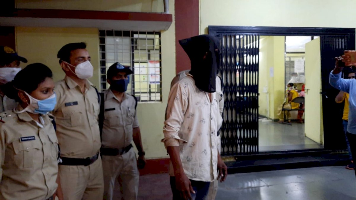 नए मोबाइल में ख़राबी आने पर गुंडे ने कर दी दुकानदार की हत्या, 9 घंटे में पकड़ा गया आरोपी नए मोबाइल में ख़राबी आने पर गुंडे ने कर दी दुकानदार की हत्या, 9 घंटे में पकड़ा गया आरोपी