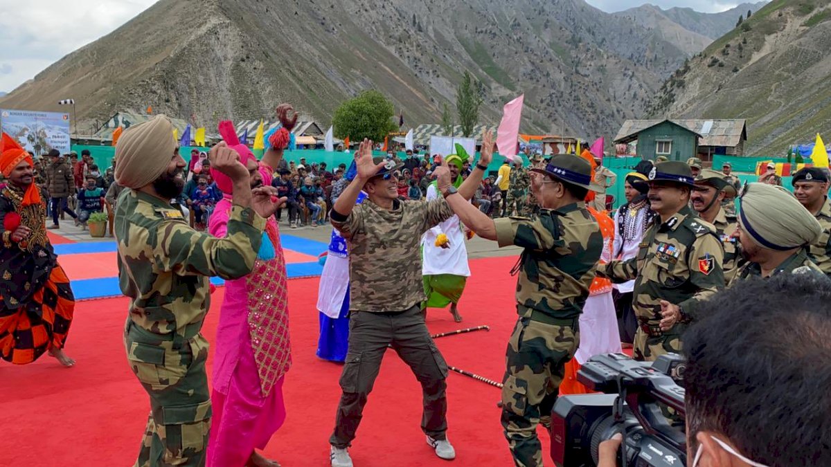 कश्मीर में दिखा अक्षय कुमार का अनोखा अंदाज, जवानों के साथ जमकर किया भांगड़ा कश्मीर में दिखा अक्षय कुमार का अनोखा अंदाज, जवानों के साथ जमकर किया भांगड़ा