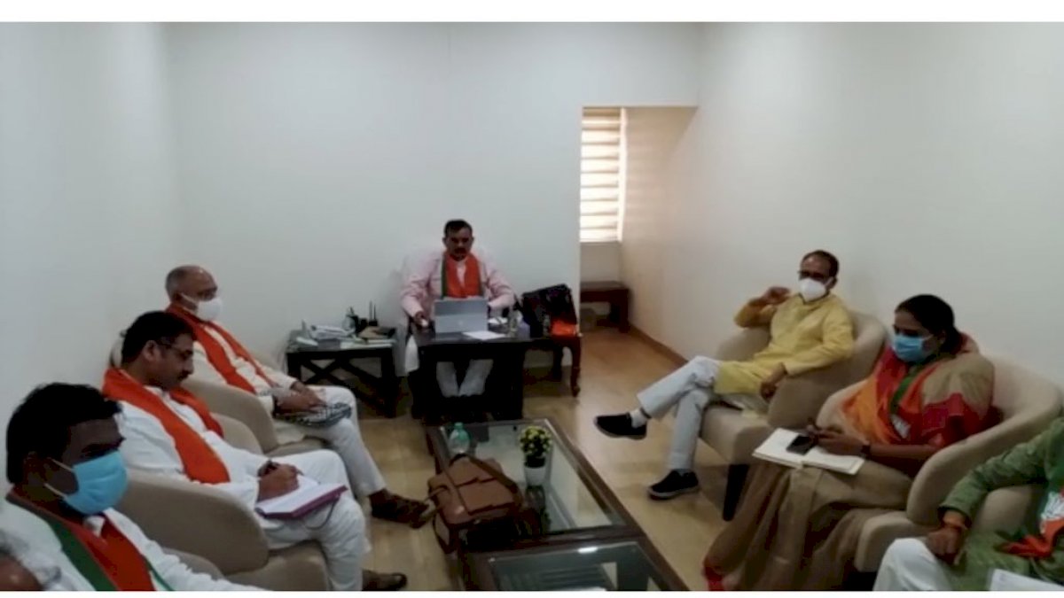 बीजेपी की बैठक पर कांग्रेस का शिवराज पर तंज, मोदी के बाद अब संगठन ने भी शिवराज से कर लिया किनारा बीजेपी की बैठक पर कांग्रेस का शिवराज पर तंज, मोदी के बाद अब संगठन ने भी शिवराज से कर लिया किनारा
