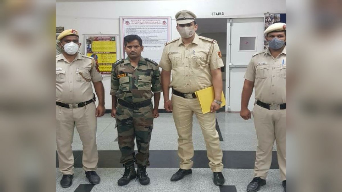 स्कूल गार्ड खुद को बताता था आर्मी कैप्टन, ISI पीछे पड़ गई, एजेंट बनाने को लड़कियों से कराई दोस्ती स्कूल गार्ड खुद को बताता था आर्मी कैप्टन, ISI पीछे पड़ गई, एजेंट बनाने को लड़कियों से कराई दोस्ती