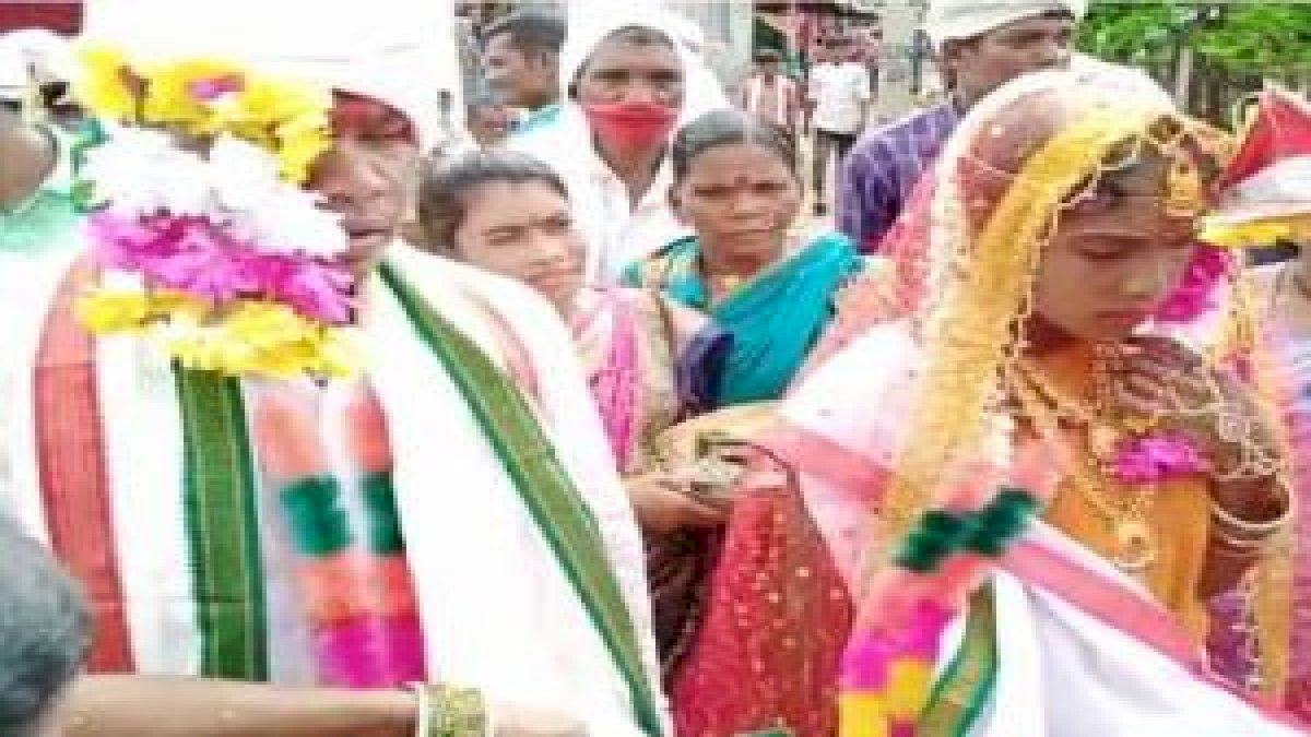दो दुल्हनों से एक ही मंडप पर युवक ने रचाई शादी, चार साल से दोनों लड़कियों को कर रहा था डेट दो दुल्हनों से एक ही मंडप पर युवक ने रचाई शादी, चार साल से दोनों लड़कियों को कर रहा था डेट