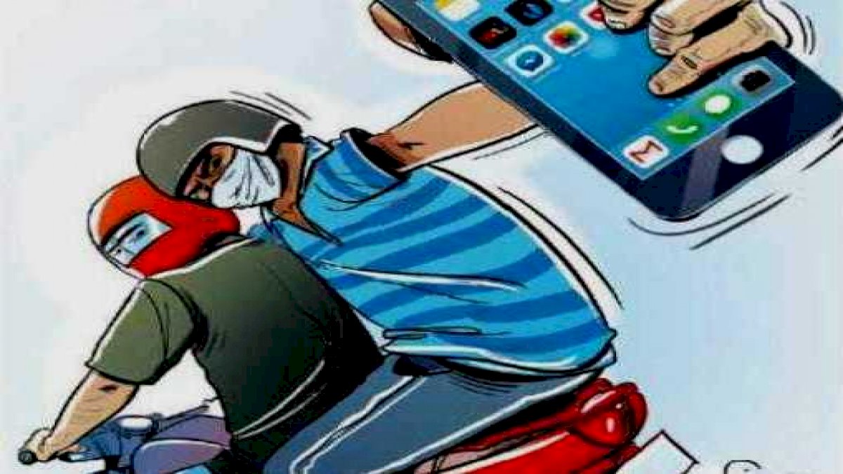 इंदौर में अपराधियों के हौसले बुलंद, SP के बंगले के सामने लुटा पुलिसकर्मी का मोबाइल इंदौर में अपराधियों के हौसले बुलंद, SP के बंगले के सामने लुटा पुलिसकर्मी का मोबाइल