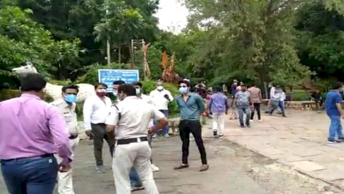 भोपाल में रुकी राजकुमार संतोषी की गांधी vs गोड्से वेब सीरीज की शूटिंग, लॉकडाउन के उल्लंघन का आरोप भोपाल में रुकी राजकुमार संतोषी की गांधी vs गोड्से वेब सीरीज की शूटिंग, लॉकडाउन के उल्लंघन का आरोप