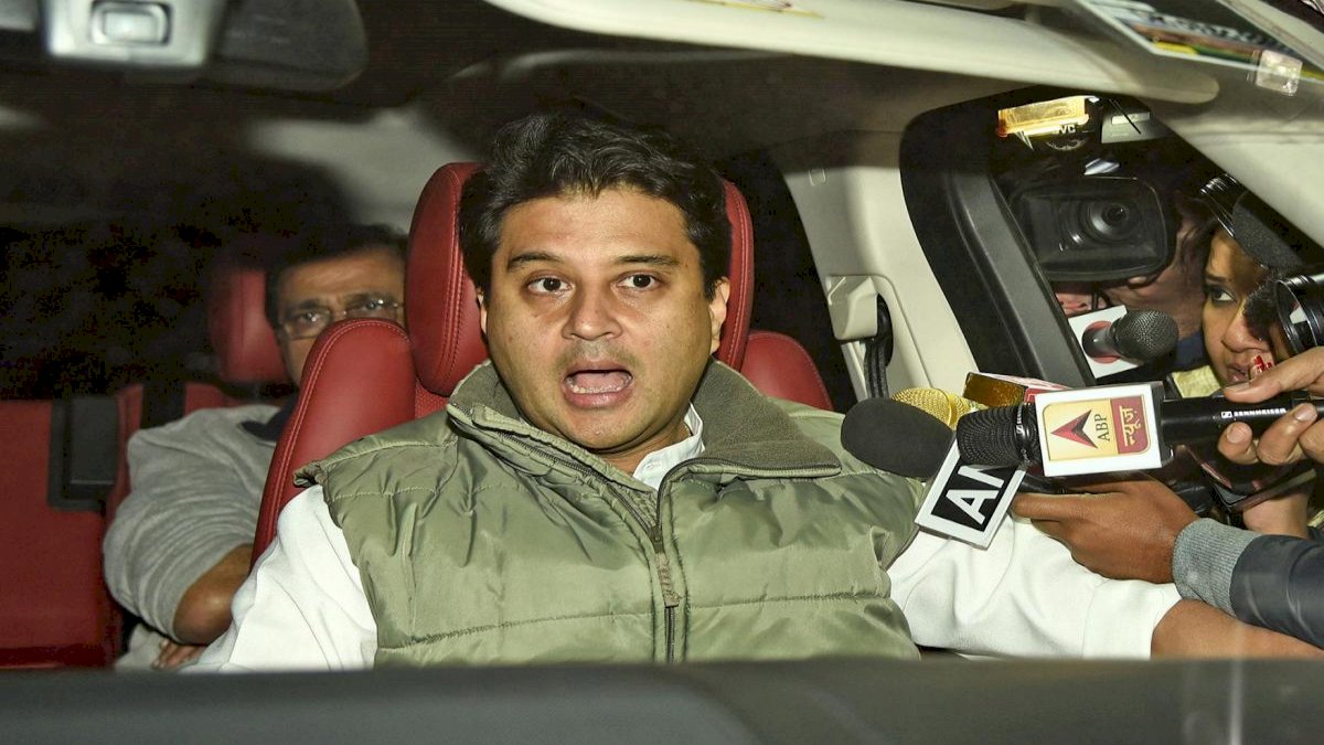 सिंधिया की गाड़ी पहचानने में चकमा खा गई पुलिस, गुस्सा हुए महाराज, 14 पुलिसकर्मी सस्पेंड सिंधिया की गाड़ी पहचानने में चकमा खा गई पुलिस, गुस्सा हुए महाराज, 14 पुलिसकर्मी सस्पेंड
