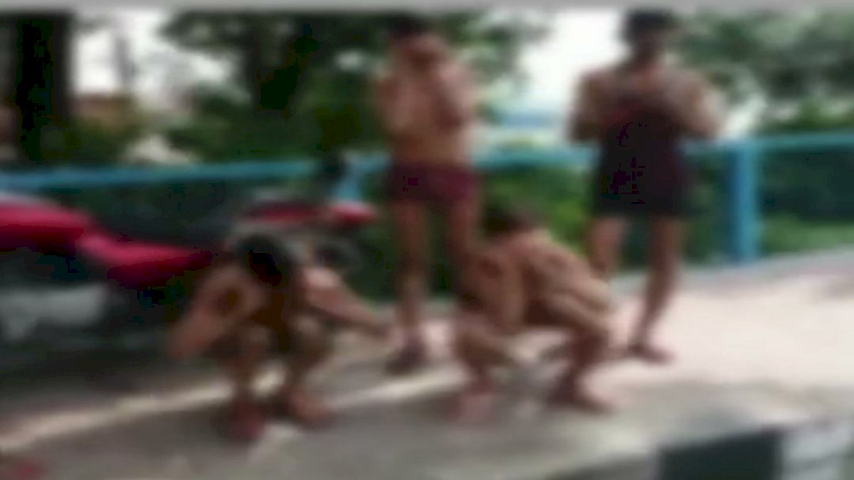 तालाब में नहाते बच्चों का पुलिस निकाला जुलुस, अर्धनग्न अवस्था में रोड पर दौड़ाया तालाब में नहाते बच्चों का पुलिस निकाला जुलुस, अर्धनग्न अवस्था में रोड पर दौड़ाया