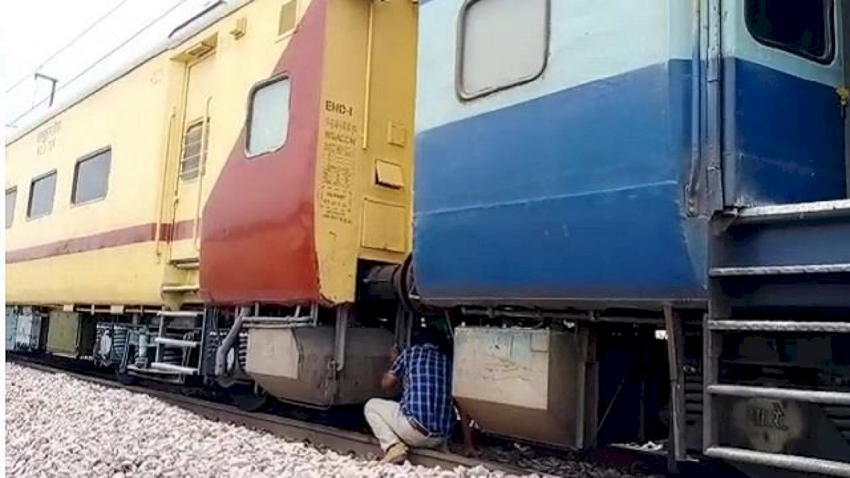 बड़ा हादसा टला, चलती ट्रेन में लगी आग, जंगल में रोकनी पड़ी विशाखापट्टनम-हजरत निजामुद्दीन एक्सप्रेस बड़ा हादसा टला, चलती ट्रेन में लगी आग, जंगल में रोकनी पड़ी विशाखापट्टनम-हजरत निजामुद्दीन एक्सप्रेस