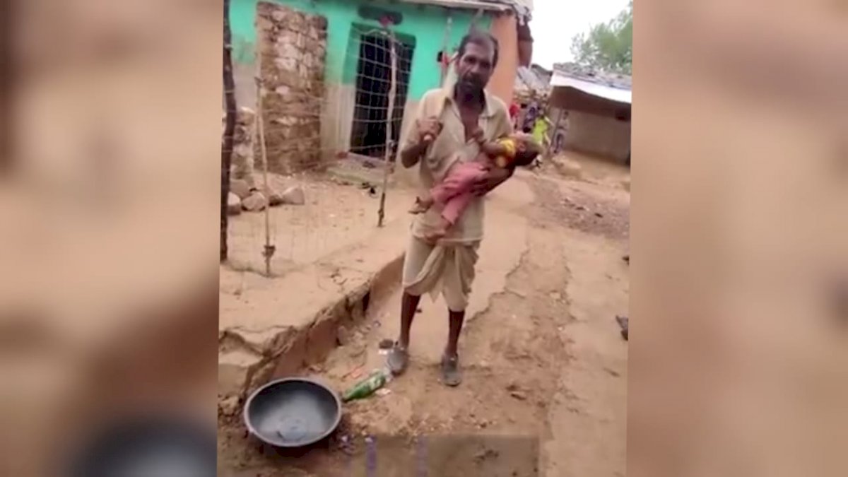 वैक्सीन लगाने आई टीम को दिखाई कुदाल, कहा, तू कौन होता है मुझे वैक्सीन लगाने वाला, आजा मज़ा चखाता हूँ वैक्सीन लगाने आई टीम को दिखाई कुदाल, कहा, तू कौन होता है मुझे वैक्सीन लगाने वाला, आजा मज़ा चखाता हूँ