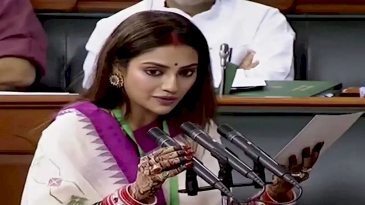नुसरत जहां की शादी कितनी सच्ची कितनी झूठी, लोकसभा स्पीकर से बीजेपी सांसद ने की सदस्यता रद्द करने की मांग नुसरत जहां की शादी कितनी सच्ची कितनी झूठी, लोकसभा स्पीकर से बीजेपी सांसद ने की सदस्यता रद्द करने की मांग