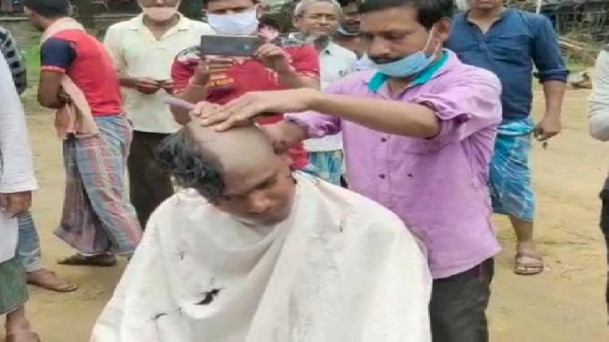 गंगाजल छिड़ककर, मुंडन कराकर किया पाप का प्रायश्चित, 200 बीजेपी कार्यकर्ताओं ने की TMC में वापसी गंगाजल छिड़ककर, मुंडन कराकर किया पाप का प्रायश्चित, 200 बीजेपी कार्यकर्ताओं ने की TMC में वापसी
