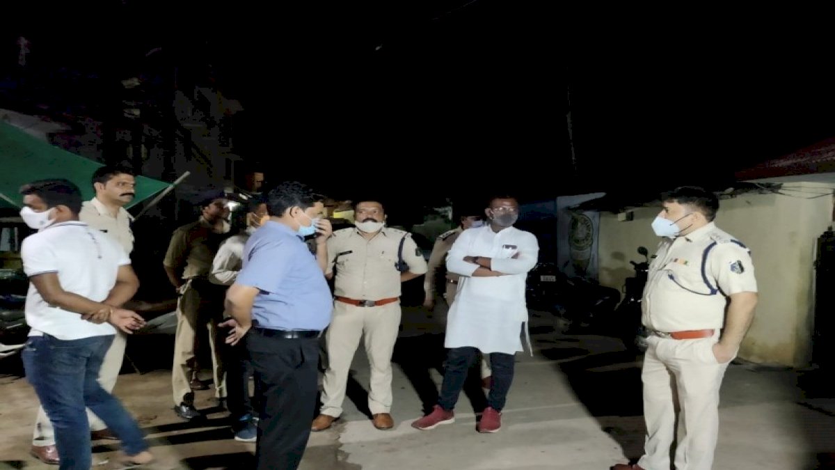 नशे के सिरप के लिए रायपुर में गैंगवार, दो गुटों में हुई चाकूबाजी, 6 लोग घायल नशे के सिरप के लिए रायपुर में गैंगवार, दो गुटों में हुई चाकूबाजी, 6 लोग घायल