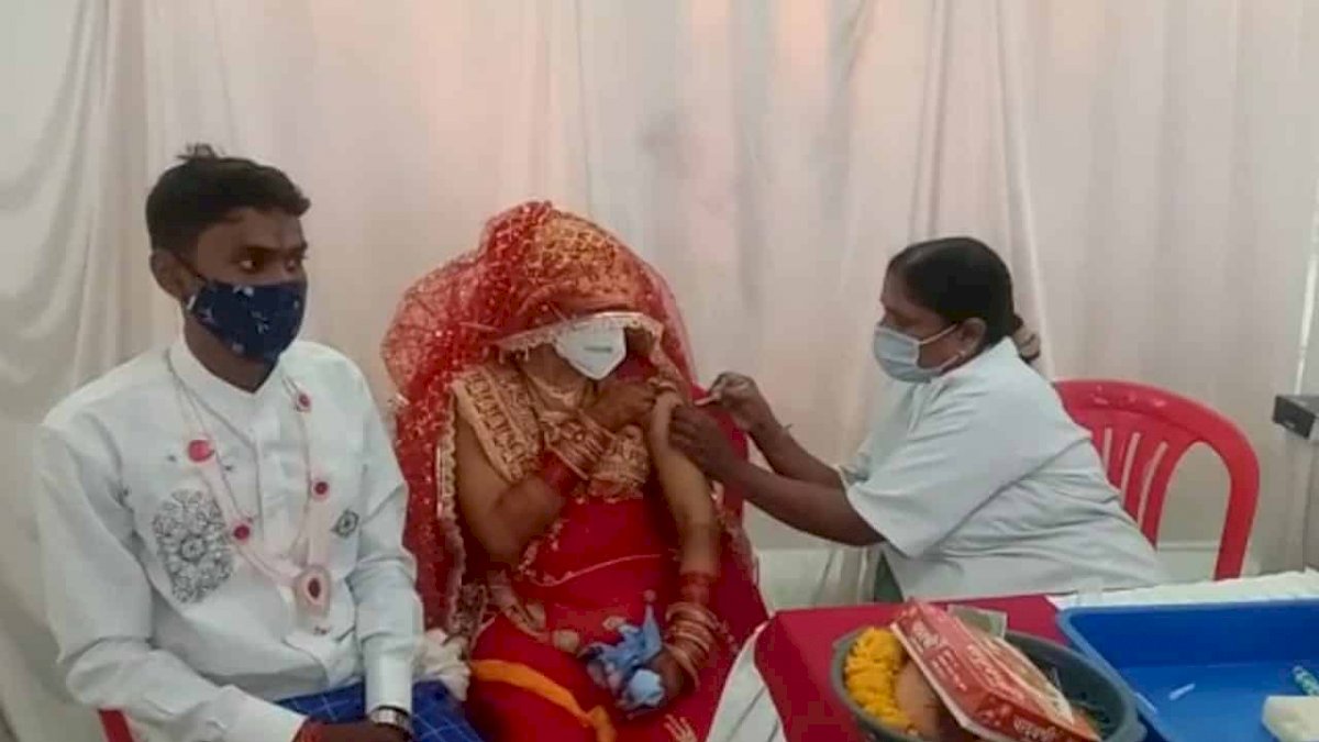 इंदौर में दूल्हा दूल्हन ने पेश की मिसाल, खजराना गणेश मंदिर में करवाया वैक्सीनेशन इंदौर में दूल्हा दूल्हन ने पेश की मिसाल, खजराना गणेश मंदिर में करवाया वैक्सीनेशन
