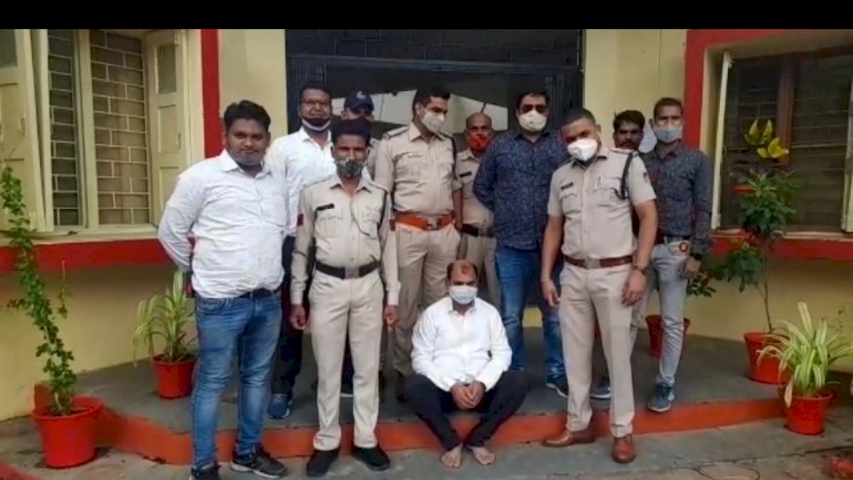 सरकारी नौकरी का झांसा देकर युवक को ठगने वाला नकली इनकम टैक्स कमिश्नर गिरफ्तार सरकारी नौकरी का झांसा देकर युवक को ठगने वाला नकली इनकम टैक्स कमिश्नर गिरफ्तार