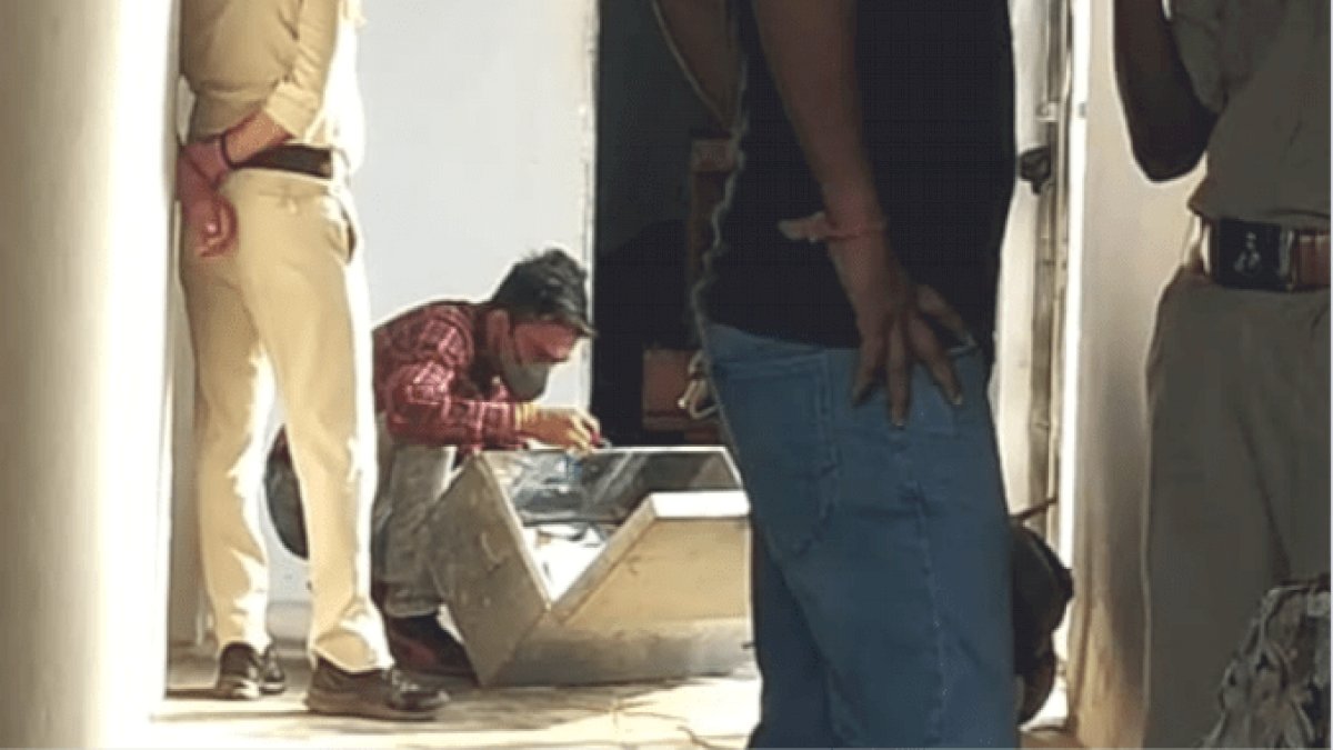 आप जागते रहिए क्योंकि पुलिस सो रही है, मुरैना के मिर्घान पुलिस चौकी से दो राइफल समेत 150 कारतूस चोरी आप जागते रहिए क्योंकि पुलिस सो रही है, मुरैना के मिर्घान पुलिस चौकी से दो राइफल समेत 150 कारतूस चोरी