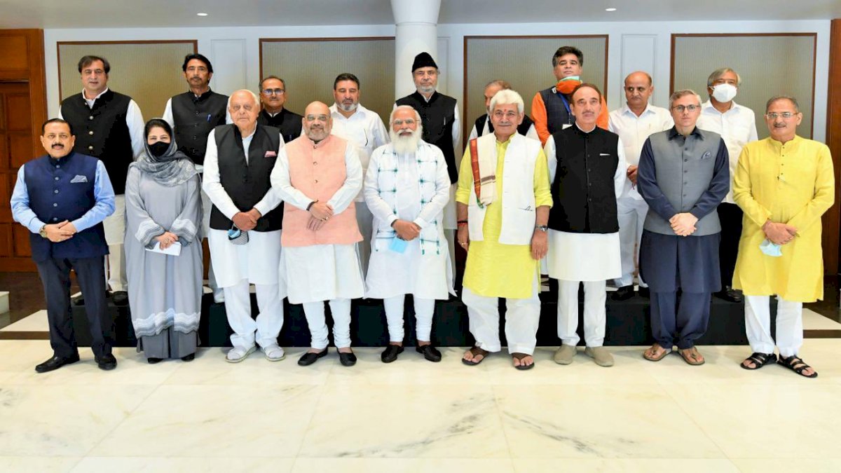 दिल्ली में जारी है कश्मीर पर मंथन, बैठक की तस्वीर आई सामने दिल्ली में जारी है कश्मीर पर मंथन, बैठक की तस्वीर आई सामने