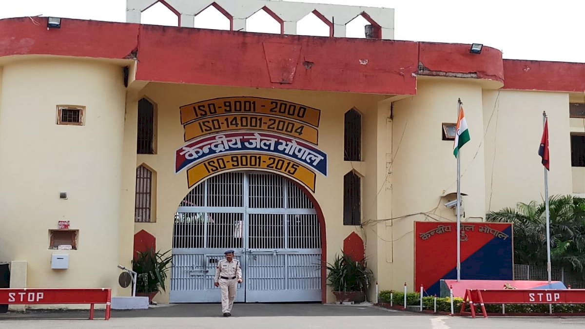 भोपाल सेंट्रल जेल में कैदी ने की आत्महत्या, चार दिन पहले पुलिस ने किया था गिरफ्तार भोपाल सेंट्रल जेल में कैदी ने की आत्महत्या, चार दिन पहले पुलिस ने किया था गिरफ्तार
