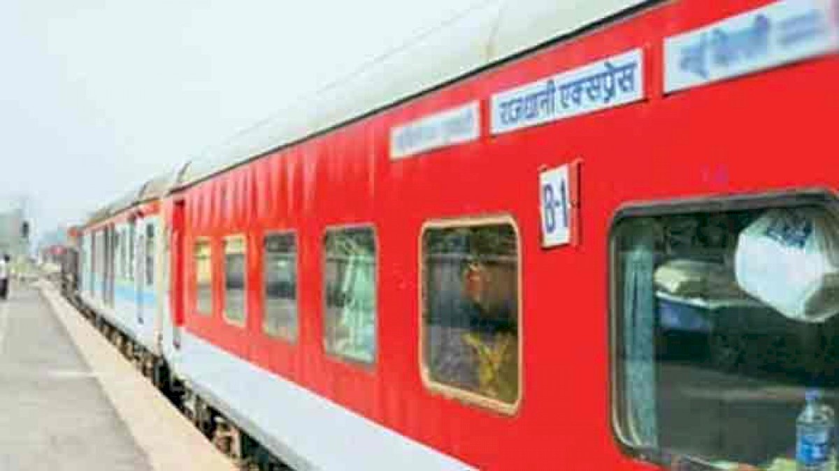 डी रेल हुई दिल्ली गोवा राजधानी एक्सप्रेस डी रेल हुई दिल्ली गोवा राजधानी एक्सप्रेस