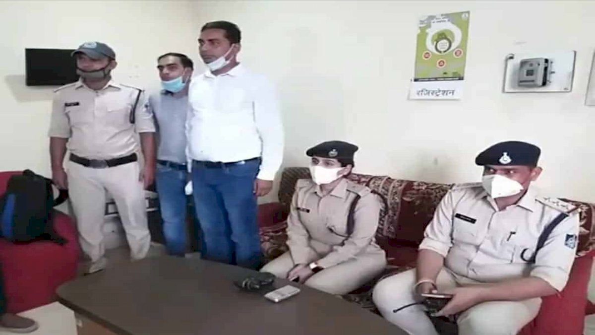 ग्वालियर में 20 लाख की स्मैक के साथ तस्कर गिरफ्तार ग्वालियर में 20 लाख की स्मैक के साथ तस्कर गिरफ्तार