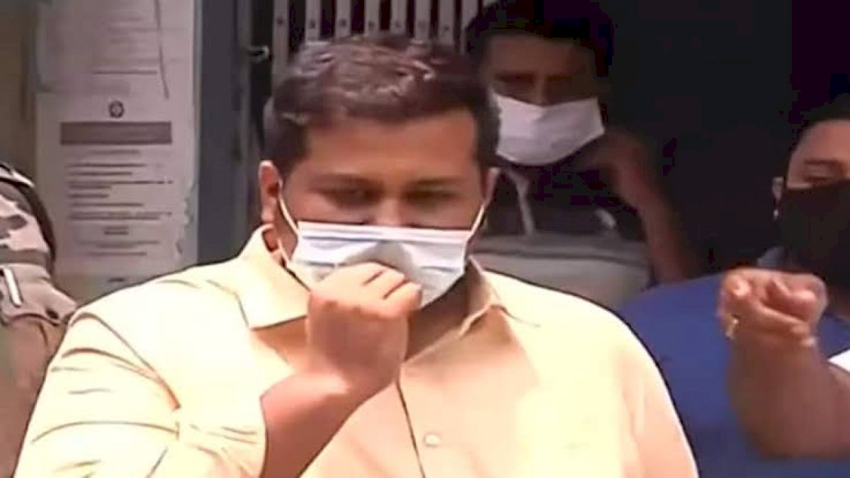 कोलकाता में लोगों को फर्जी वैक्सीन लगवाने वाले आरोपी पर हत्या का मुकदमा दर्ज, टीएमसी सांसद मिमी चक्रवर्ती भी हो चुकी हैं इस फर्जीवाड़े का शिकार कोलकाता में लोगों को फर्जी वैक्सीन लगवाने वाले आरोपी पर हत्या का मुकदमा दर्ज, टीएमसी सांसद मिमी चक्रवर्ती भी हो चुकी हैं इस फर्जीवाड़े का शिकार