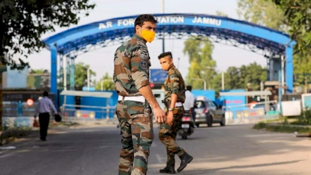 जम्मू एयरपोर्ट परिसर में तेज धमाका, ड्रोन से आतंकियों ने किया ब्लास्ट, वायु सेना ने संभाला मोर्चा जम्मू एयरपोर्ट परिसर में तेज धमाका, ड्रोन से आतंकियों ने किया ब्लास्ट, वायु सेना ने संभाला मोर्चा