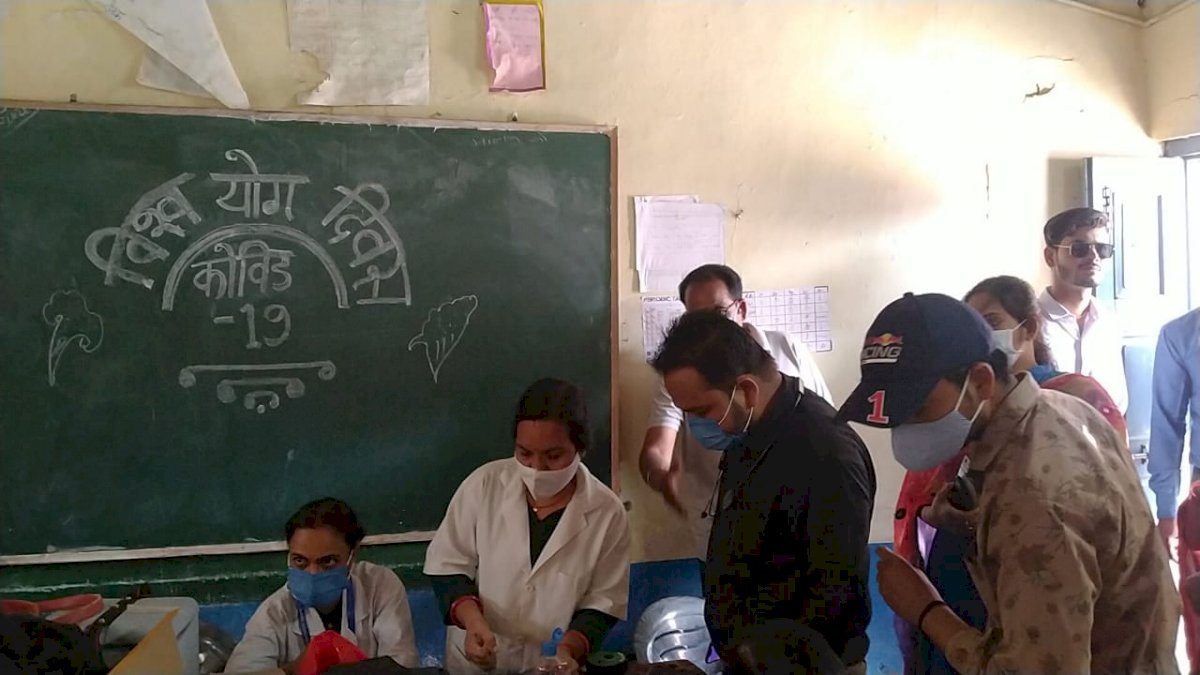 वैक्सीनशन ड्राइव में बड़ी लापरवाही, बातों-बातों में विदिशा की महिला को एक साथ लगा दिए दो डोज वैक्सीनशन ड्राइव में बड़ी लापरवाही, बातों-बातों में विदिशा की महिला को एक साथ लगा दिए दो डोज