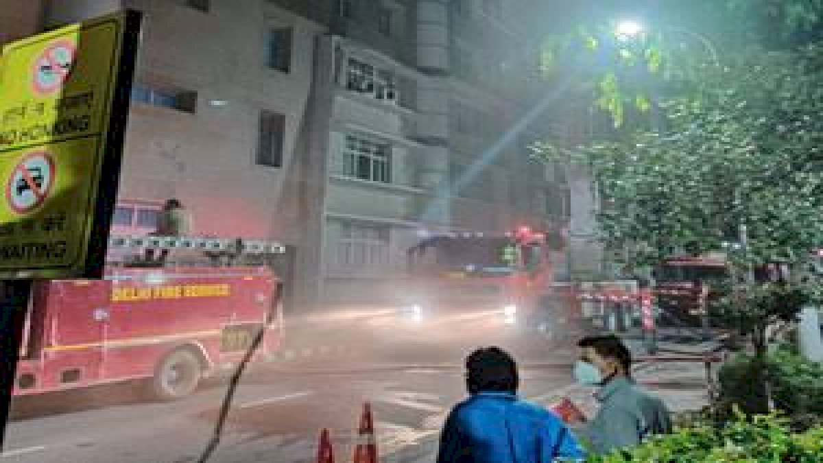 दिल्ली एम्स के इमरजेंसी वार्ड के पास लगी आग, सभी मरीज सुरक्षित दिल्ली एम्स के इमरजेंसी वार्ड के पास लगी आग, सभी मरीज सुरक्षित
