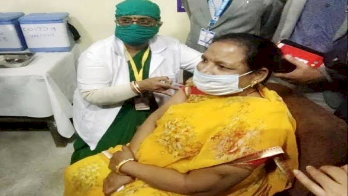 इंदौर में महिलाओं के लिए अलग से लगाए गए टीकाकरण केंद्र, 6 अलग अलग केंद्रों पर महिलाएं लगवा रही हैं टीका इंदौर में महिलाओं के लिए अलग से लगाए गए टीकाकरण केंद्र, 6 अलग अलग केंद्रों पर महिलाएं लगवा रही हैं टीका