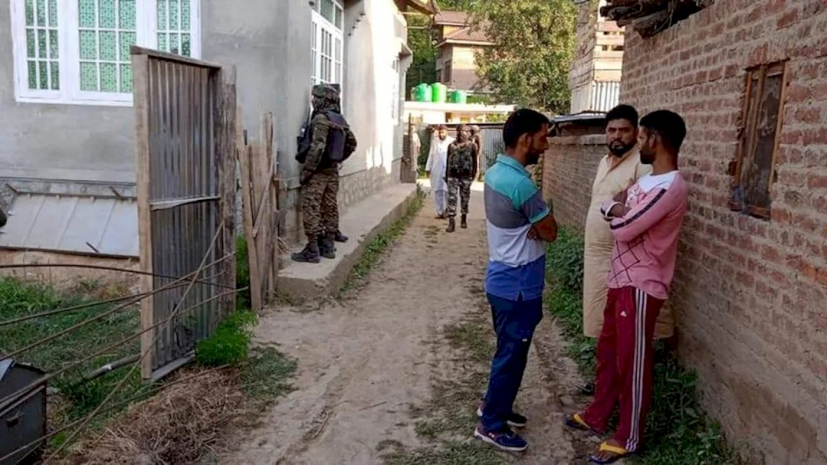 जम्मू-कश्मीर में आतंकियों की नापाक करतूत, घर में घुसकर SPO, उनकी पत्नी और बेटी की हत्या जम्मू-कश्मीर में आतंकियों की नापाक करतूत, घर में घुसकर SPO, उनकी पत्नी और बेटी की हत्या