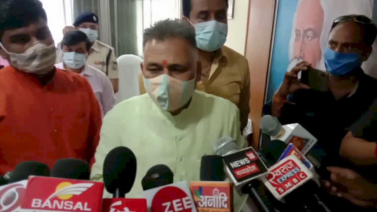 शिक्षा मंत्री इंदर सिंह परमार का शर्मनाक बयान, फीस कम करने की मांग लेकर आए लोगों से कहा, मरना है तो मर जाओ शिक्षा मंत्री इंदर सिंह परमार का शर्मनाक बयान, फीस कम करने की मांग लेकर आए लोगों से कहा, मरना है तो मर जाओ