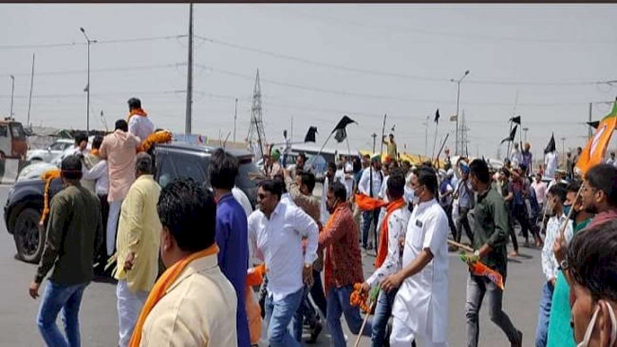गाजीपुर बॉर्डर पर BJP कार्यकर्ताओं ने किसानों के साथ की मारपीट, कई किसान घायल गाजीपुर बॉर्डर पर BJP कार्यकर्ताओं ने किसानों के साथ की मारपीट, कई किसान घायल