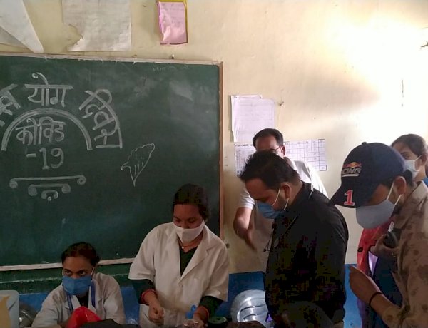 वैक्सीनशन ड्राइव में बड़ी लापरवाही, बातों-बातों में विदिशा की महिला को एक साथ लगा दिए दो डोज वैक्सीनशन ड्राइव में बड़ी लापरवाही, बातों-बातों में विदिशा की महिला को एक साथ लगा दिए दो डोज