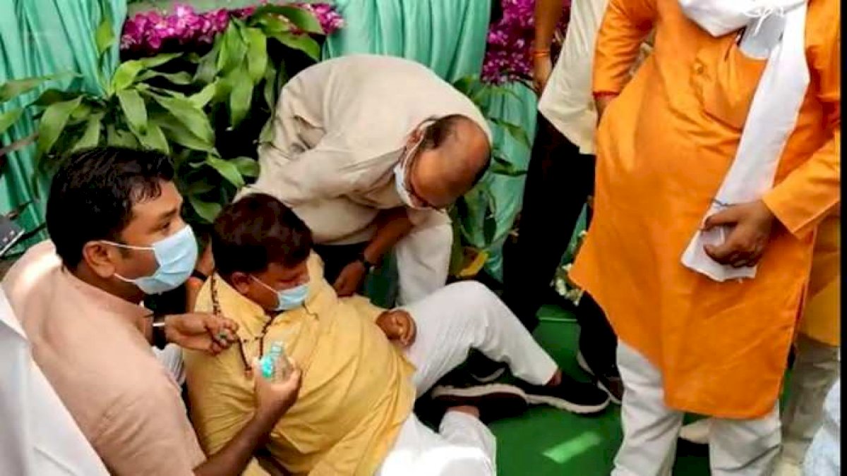 सरकारी कार्यक्रम के मंच से गिरे मध्यप्रदेश के ऊर्जा मंत्री प्रद्युम्न सिंह तोमर सरकारी कार्यक्रम के मंच से गिरे मध्यप्रदेश के ऊर्जा मंत्री प्रद्युम्न सिंह तोमर