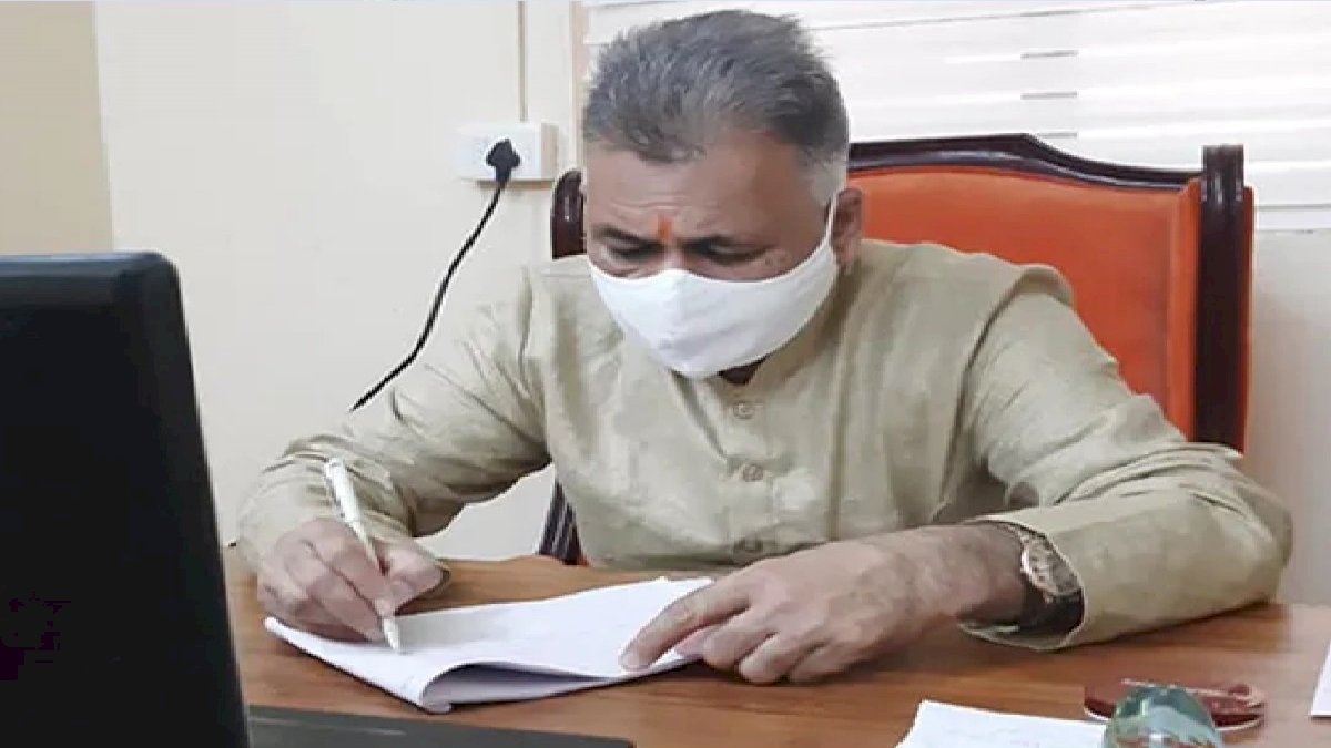 एक बार फिर शिक्षा मंत्री ने दिया विवादित बयान, कहा गलती हो गई, पालकों पर करवा देनी चाहिए थी FIR एक बार फिर शिक्षा मंत्री ने दिया विवादित बयान, कहा गलती हो गई, पालकों पर करवा देनी चाहिए थी FIR