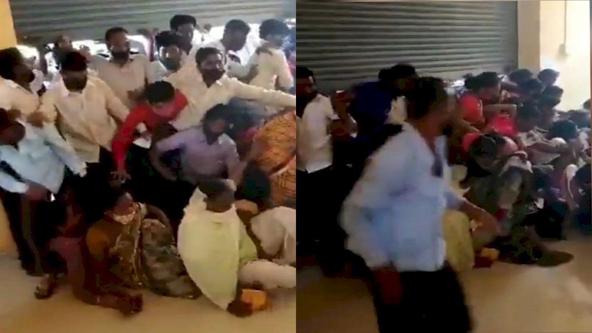 मध्यप्रदेश में टीके का टोटा, छिंदवाड़ा में वैक्सीनेशन सेंटर पर टूट पड़े लोग, मची भगदड़ मध्यप्रदेश में टीके का टोटा, छिंदवाड़ा में वैक्सीनेशन सेंटर पर टूट पड़े लोग, मची भगदड़