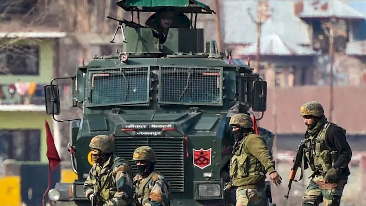 पुलवामा में मुठभेड़, एक जवान शहीद, 3-4 आतंकियों के छिपे होने की आशंका पुलवामा में मुठभेड़, एक जवान शहीद, 3-4 आतंकियों के छिपे होने की आशंका