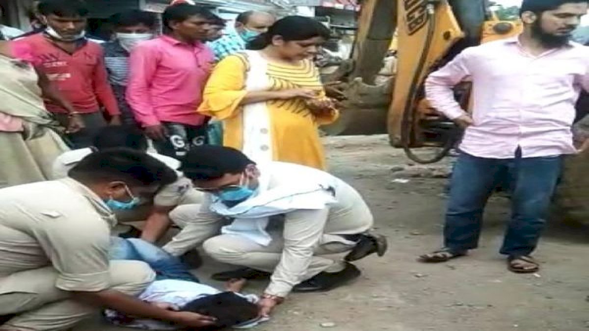 ट्रक से टकराने से बाइक सवार महिला, मासूम बच्ची और युवक की मौत, चार साल पहले पति की भी हादसे में हुई थी मौत ट्रक से टकराने से बाइक सवार महिला, मासूम बच्ची और युवक की मौत, चार साल पहले पति की भी हादसे में हुई थी मौत