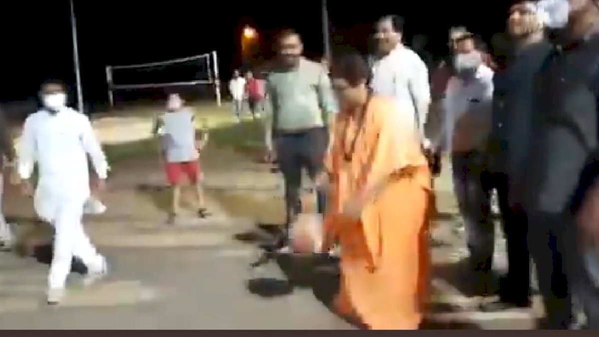साध्वी प्रज्ञा के बास्केटबॉल खेलने पर कांग्रेस ने कसा तंज, कहा, अब तक तो यही पता था कि साध्वी ठीक से चल फिर भी नहीं सकती साध्वी प्रज्ञा के बास्केटबॉल खेलने पर कांग्रेस ने कसा तंज, कहा, अब तक तो यही पता था कि साध्वी ठीक से चल फिर भी नहीं सकती