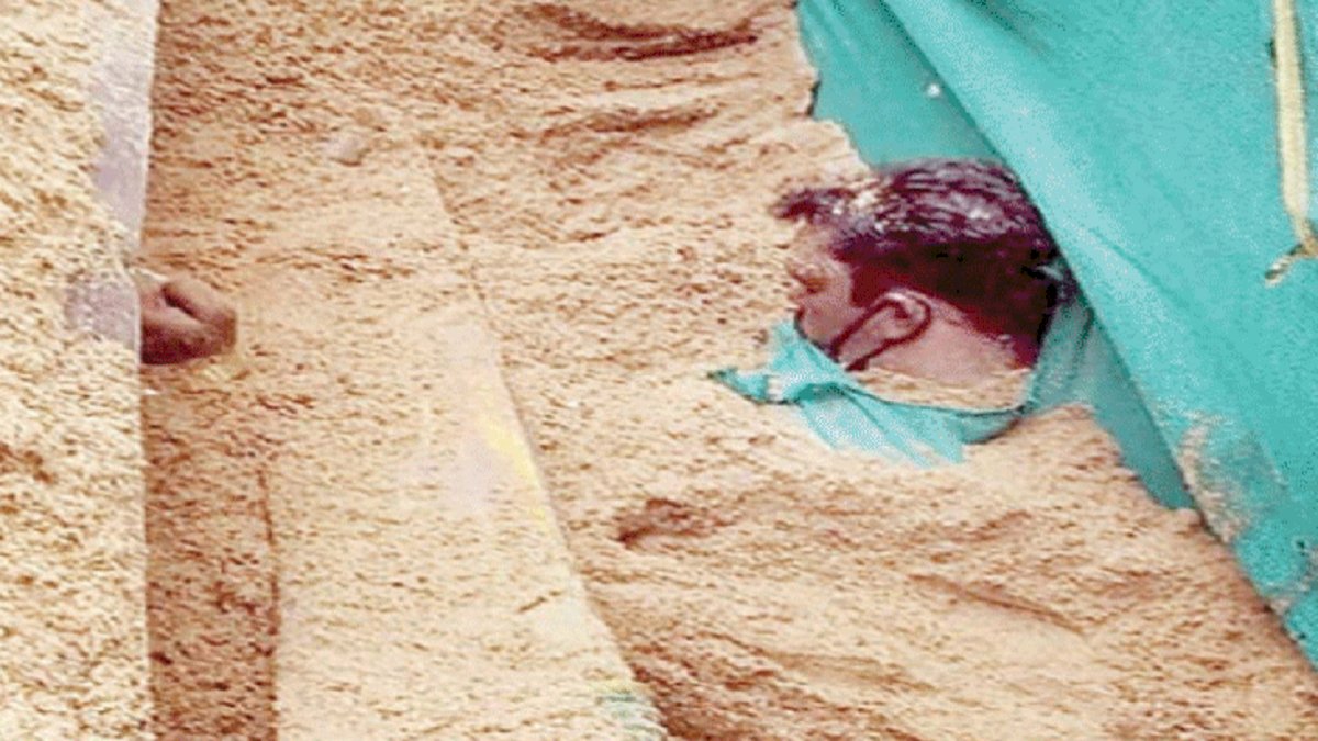 इंदौर में रेत का डंपर पलटा, दबने से मौत पिता पुत्र की मौत इंदौर में रेत का डंपर पलटा, दबने से मौत पिता पुत्र की मौत