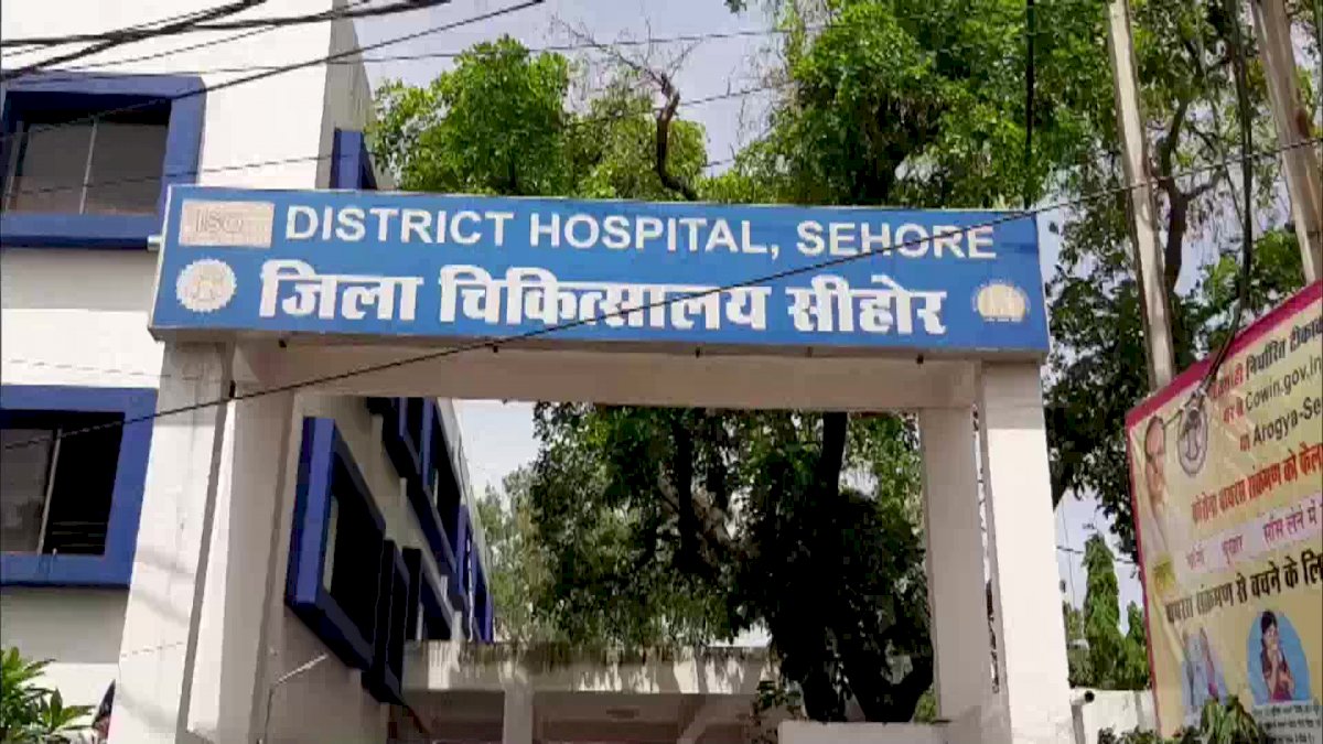 दर्द से तड़पती रही गर्भवती, जिला अस्पताल का नहीं खुला गेट, दहलीज पर ही हुई मौत, CM के गृहक्षेत्र का मामला दर्द से तड़पती रही गर्भवती, जिला अस्पताल का नहीं खुला गेट, दहलीज पर ही हुई मौत, CM के गृहक्षेत्र का मामला