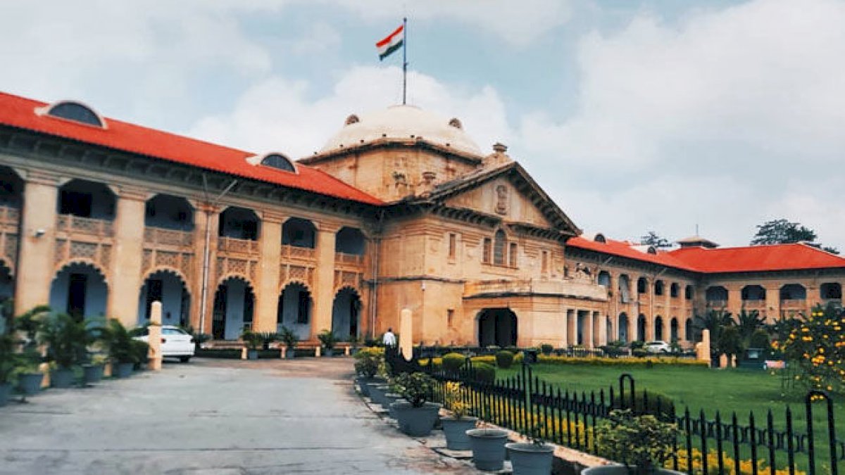 बनियान पहनकर, फेस पैक लगाकर सुनवाई में शामिल हुए वकील, तंग आकर इलाहाबाद HC ने जारी किया ड्रेस कोड बनियान पहनकर, फेस पैक लगाकर सुनवाई में शामिल हुए वकील, तंग आकर इलाहाबाद HC ने जारी किया ड्रेस कोड