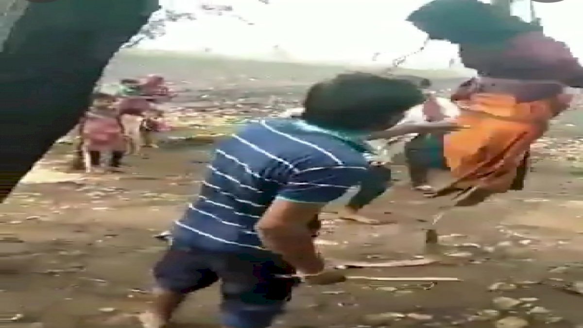 परिजनों ने आदिवासी महिला की बेरहमी से की पिटाई, पेड़ पर लटकाकर किया लाठियों से वार परिजनों ने आदिवासी महिला की बेरहमी से की पिटाई, पेड़ पर लटकाकर किया लाठियों से वार