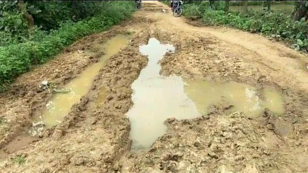 अजब MP के गजब किस्से, रातों-रात चोरी हुई 1 किमी लंबी सड़क, ग्रामीणों ने की थाने में शिकायत अजब MP के गजब किस्से, रातों-रात चोरी हुई 1 किमी लंबी सड़क, ग्रामीणों ने की थाने में शिकायत