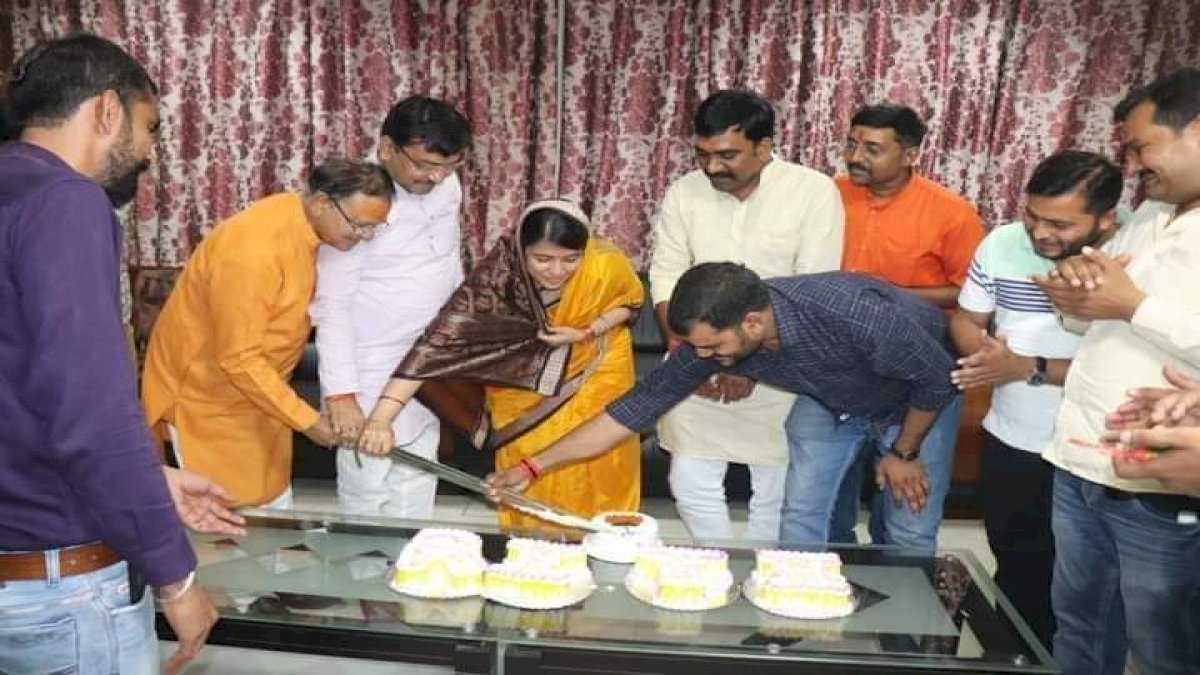 बीजेपी सांसद के जलवे चाकू की जगह तलवार से काटा केक, सोशल मीडिया पर वायरल हो रही तस्वीरें बीजेपी सांसद के जलवे चाकू की जगह तलवार से काटा केक, सोशल मीडिया पर वायरल हो रही तस्वीरें