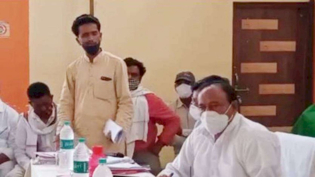 शिवराज ने की लक्ष्मण सिंह से नाली चोरी होने की शिकायत शिवराज ने की लक्ष्मण सिंह से नाली चोरी होने की शिकायत