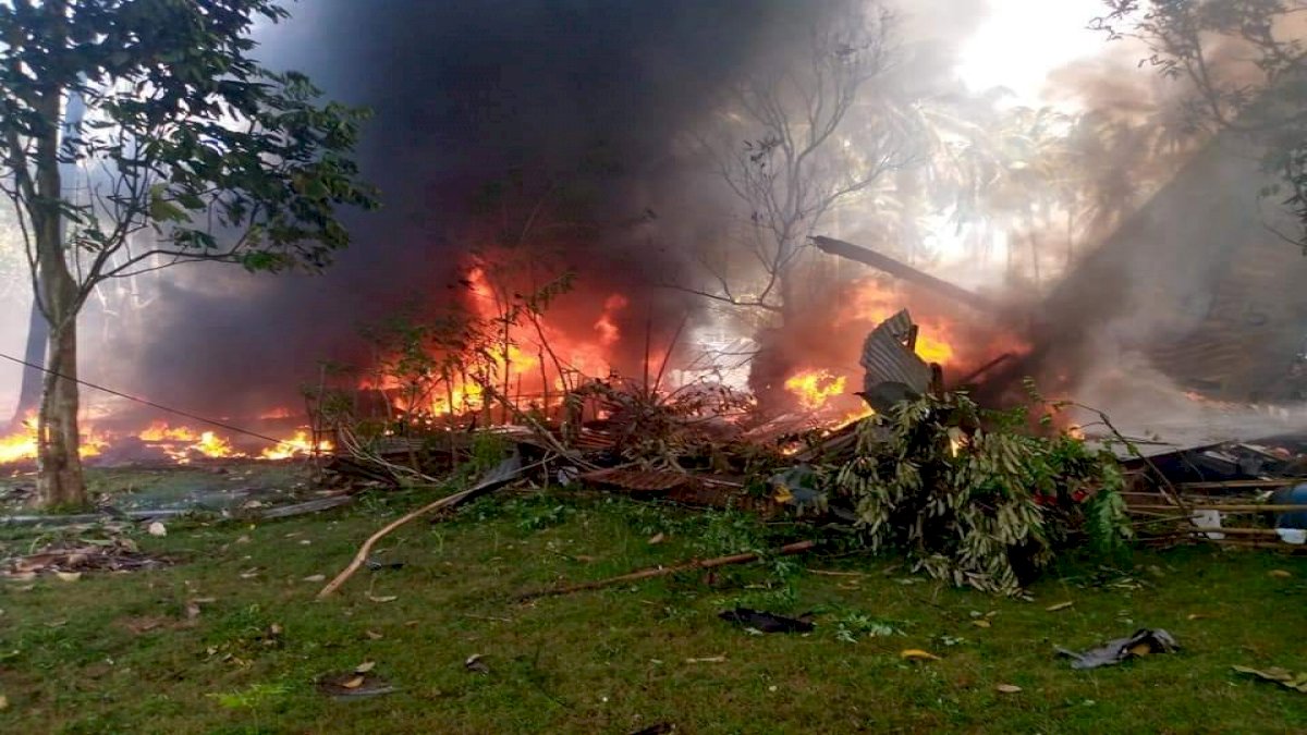 फिलीपींस में बड़ा विमान हादसा, सेना का C-130 प्लेन क्रैश, 92 लोग थे सवार फिलीपींस में बड़ा विमान हादसा, सेना का C-130 प्लेन क्रैश, 92 लोग थे सवार