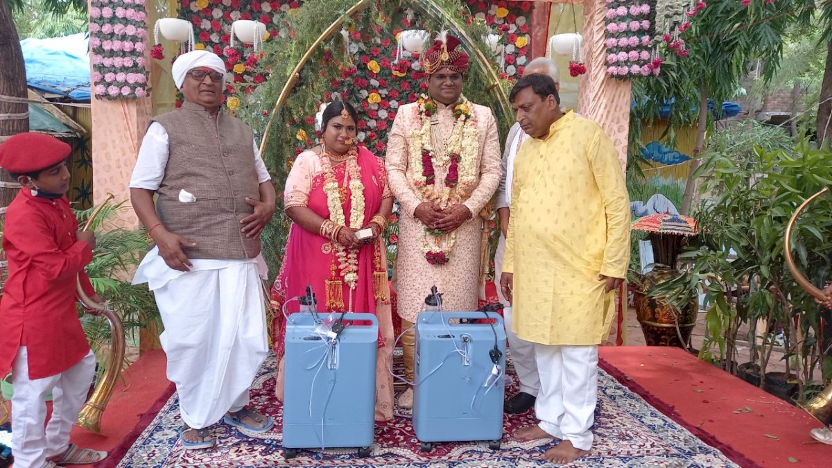 कोरोना ने बदला जीने का तरीका, दहेज में मिले ऑक्सीजन कंसेंट्रेटर्स, बारातियों ने किया पौधरोपण कोरोना ने बदला जीने का तरीका, दहेज में मिले ऑक्सीजन कंसेंट्रेटर्स, बारातियों ने किया पौधरोपण