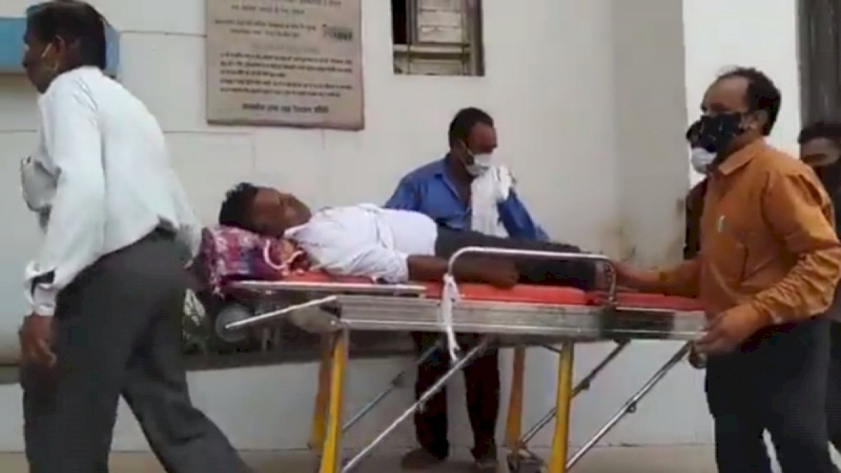BJP सांसद के गुर्गों ने पीडब्ल्यूडी इंजीनियर पर किया जानलेवा हमला, घर में घुसकर बचाई जान BJP सांसद के गुर्गों ने पीडब्ल्यूडी इंजीनियर पर किया जानलेवा हमला, घर में घुसकर बचाई जान