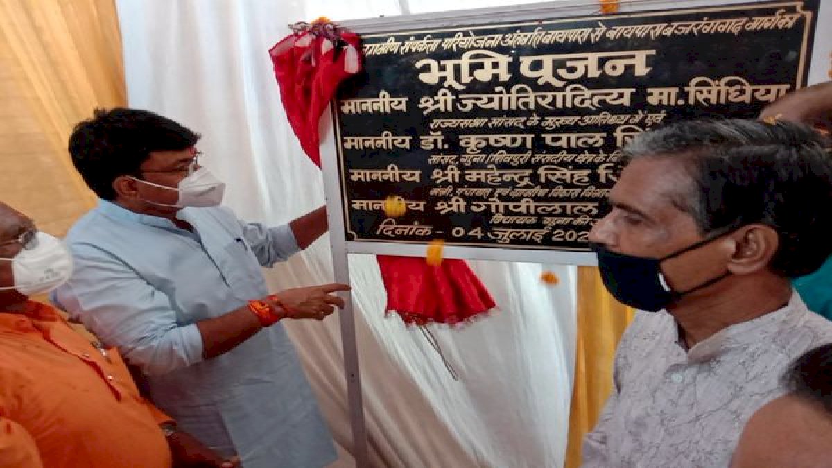 नियम तोड़ो या कानून तोड़ो, लेकिन सड़क बनाकर दो, पंचायत मंत्री महेंद्र सिंह सिसोदिया के बिगड़े बोल नियम तोड़ो या कानून तोड़ो, लेकिन सड़क बनाकर दो, पंचायत मंत्री महेंद्र सिंह सिसोदिया के बिगड़े बोल