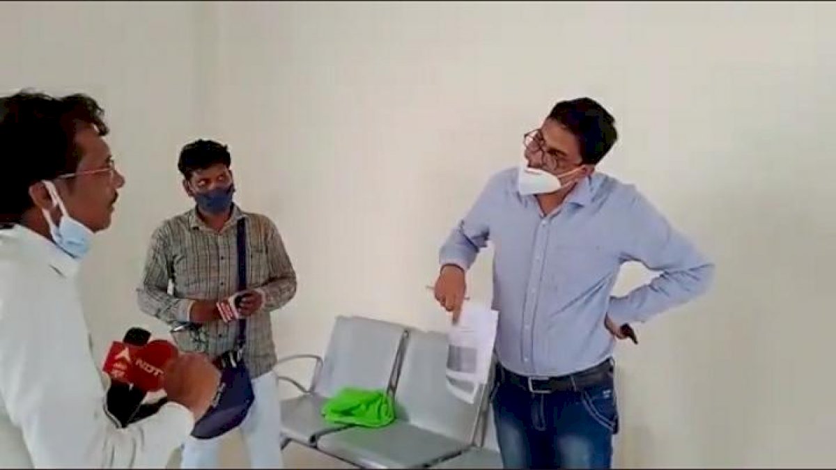 रेत उत्खनन को लेकर सवाल करने पर 6 पत्रकारों के खिलाफ FIR, माफियाओं के आगे बेबस MP के पत्रकार रेत उत्खनन को लेकर सवाल करने पर 6 पत्रकारों के खिलाफ FIR, माफियाओं के आगे बेबस MP के पत्रकार