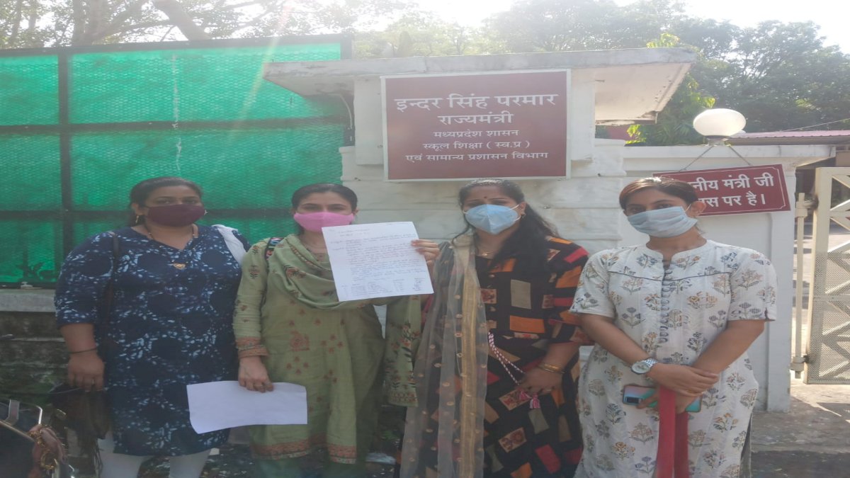 डॉक्यूमेंट रिजेक्ट होने पर शिक्षा मंत्री के बंगले पर धरना देने पहुंचीं अभ्यर्थी, खाली हाथ लौटने पर होना पड़ा मजबूर डॉक्यूमेंट रिजेक्ट होने पर शिक्षा मंत्री के बंगले पर धरना देने पहुंचीं अभ्यर्थी, खाली हाथ लौटने पर होना पड़ा मजबूर