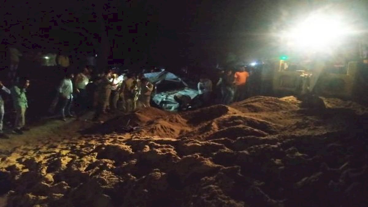 सड़क पर झगड़ा कर रहे लोगों को बचाने के चक्कर में बोलेरो पर जा पलटा डंपर, मासूम बच्ची समेत तीन की मौत सड़क पर झगड़ा कर रहे लोगों को बचाने के चक्कर में बोलेरो पर जा पलटा डंपर, मासूम बच्ची समेत तीन की मौत